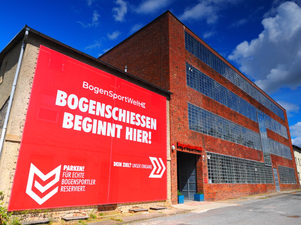 Alle ins rotgoldige Industriegeb&auml;ude!